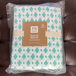 NWT Pottery Barn Teen Clover Dot Queen Sheet Set Retired Discontinued